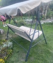 Aranżacja: Beżowa huśtawka ogrodowa Bressa z metalowym stelażem - Cream
