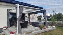 Aranżacja: Biała Aluminiowa pergola na taras z zasłonami Kirn 4x4 - Grey White