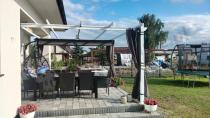 Aranżacja: Biała Aluminiowa pergola na taras z zasłonami Kirn 4x4 - Grey White