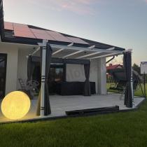 Aranżacja: Biała Aluminiowa pergola na taras z zasłonami Kirn 4x4 - Grey White
