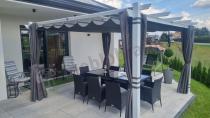Aranżacja: Biała Aluminiowa pergola na taras z zasłonami Kirn 4x4 - Grey White