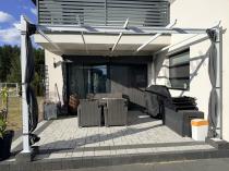 Aranżacja: Biała Aluminiowa pergola na taras z zasłonami Kirn 4x4 - Grey White