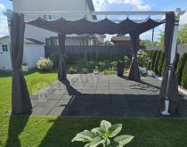 Aranżacja: Biała Aluminiowa pergola na taras z zasłonami Kirn 4x4 - Grey White