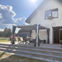 Aranżacja: Biała Aluminiowa pergola na taras z zasłonami Kirn 4x4 - Grey White