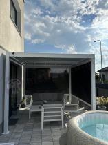 Aranżacja: Biała aluminiowa pergola tarasowa 3x3 żaluzjowa Lufel