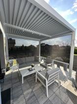 Aranżacja: Biała aluminiowa pergola tarasowa 3x3 żaluzjowa Lufel
