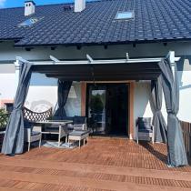 Aranżacja: Biała Aluminiowa pergola z zasłonami na taras Kirn 3x4 - Grey White