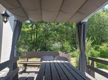 Aranżacja: Biała Aluminiowa pergola z zasłonami na taras Kirn 3x4 - Grey White