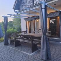 Aranżacja: Biała Aluminiowa pergola z zasłonami na taras Kirn 3x4 - Grey White