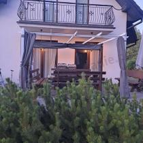 Aranżacja: Biała Aluminiowa pergola z zasłonami na taras Kirn 3x4 - Grey White