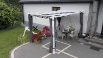 Aranżacja: Biała Aluminiowa pergola z zasłonami na taras Kirn 3x4 - Grey White