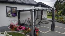 Aranżacja: Biała Aluminiowa pergola z zasłonami na taras Kirn 3x4 - Grey White