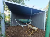 Aranżacja: Biała Aluminiowa pergola z zasłonami na taras Kirn 3x4 One - Grey White