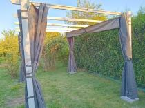 Aranżacja: Biała Aluminiowa pergola z zasłonami na taras Kirn 3x4 One - Grey White