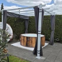 Aranżacja: Biała pergola na taras z zasłonami Kirn 3x3 - Grey White - 2025