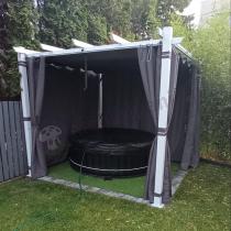 Aranżacja: Biała pergola na taras z zasłonami Kirn 3x3 - Grey White