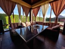 Aranżacja: Brązowy narożnik technorattanowy z fotelem i ławką Topiano Plus Carmel & Latte