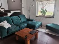 Aranżacja: Ciemnozielony narożnik z pufą pikowany na nóżkach Torrense 265x175 cm prawy