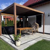 Aranżacja: Drewniana pergola tarasowa aluminium 3x4 z lamelami Woodlook Lufel