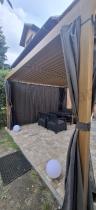 Aranżacja: Drewniana pergola tarasowa z LED, zasłonami i moskitierami 4x4 Nefir 2.0 - Woodlook
