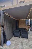 Aranżacja: Drewniana pergola tarasowa z LED, zasłonami i moskitierami 4x4 Nefir 2.0 - Woodlook