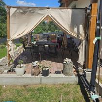 Aranżacja: Drewnopodobna pergola ogrodowa 3x4 Niro z zasłonami - Cream Wood