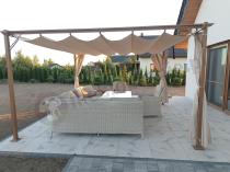 Aranżacja: Drewnopodobna pergola ogrodowa 4x4 Niro z zasłonami - Cream Wood
