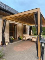 Aranżacja: Drewnopodobna pergola tarasowa 3x6 z oświetleniem zasłonami i moskitierami Nefir 2.0 - Woodlook