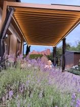 Aranżacja: Drewnopodobna pergola tarasowa 3x6 z oświetleniem zasłonami i moskitierami Nefir 2.0 - Woodlook