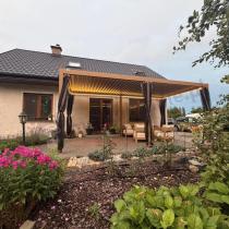 Aranżacja: Drewnopodobna pergola tarasowa 3x6 z oświetleniem zasłonami i moskitierami Nefir 2.0 - Woodlook