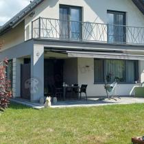 Aranżacja: Duża markiza automatyczna na taras z półkasetą 495x300 Lea - Grafit