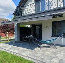 Aranżacja: Duża markiza automatyczna na taras z półkasetą 495x300 Lea - Grafit