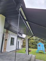 Aranżacja: Duża markiza na taras z półkasetą 495x300 Lea - Grafit