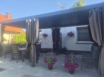 Aranżacja: Duża pergola lamelowa na taras z zasłonami, moskitierami i LED 3x6 Nefir 2.0 - Antracite, Gartwerk