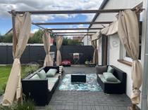 Aranżacja: Duża pergola ogrodowa 3x5,5 Niro Woodlook z zasłonami - Cream Wood