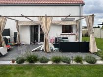 Aranżacja: Duża pergola ogrodowa 3x5,5 Niro Woodlook z zasłonami - Cream Wood