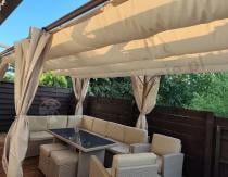 Aranżacja: Duża pergola ogrodowa 3x5,5 Niro Woodlook z zasłonami - Cream Wood