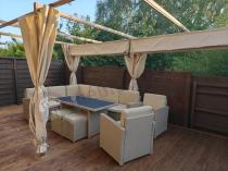 Aranżacja: Duża pergola ogrodowa 3x5,5 Niro Woodlook z zasłonami - Cream Wood