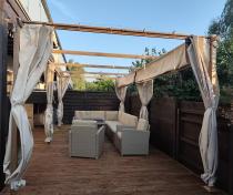 Aranżacja: Duża pergola ogrodowa 3x5,5 Niro Woodlook z zasłonami - Cream Wood