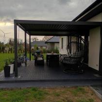 Aranżacja: Duża pergola ogrodowa metalowa 4x6 lamelowa Nefir 2.0 Antracyt + zasłony i moskitiera, Gartwerk