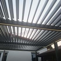 Aranżacja: Duża pergola tarasowa 4x6 z lamelami i oświetleniem LED Lufel 2.0 - Aluminium - Antracite, Gartwerk