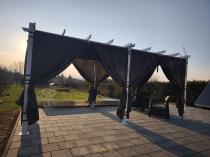 Aranżacja: Duża pergola tarasowa wolnostojąca Kirn 3x5,5 Biała z szarym dachem i zasłonami - 2025