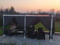 Aranżacja: Duża pergola tarasowa wolnostojąca Kirn 3x5,5 Biała z szarym dachem i zasłonami - 2025