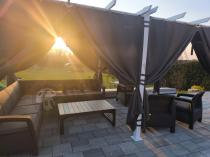 Aranżacja: Duża pergola tarasowa wolnostojąca Kirn 3x5,5 Biała z szarym dachem i zasłonami - 2025