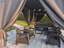 Aranżacja: Duża pergola tarasowa wolnostojąca Kirn 3x5,5 Biała z szarym dachem i zasłonami - 2025