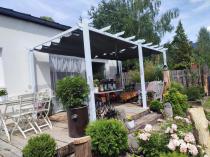 Aranżacja: Duża pergola tarasowa wolnostojąca Kirn 3x6 Biała z szarym dachem