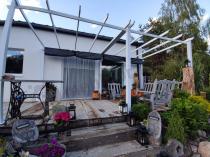 Aranżacja: Duża pergola tarasowa wolnostojąca Kirn 3x6 Biała z szarym dachem