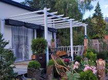 Aranżacja: Duża pergola tarasowa wolnostojąca Kirn 3x6 Biała z szarym dachem