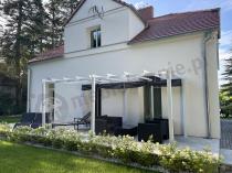 Aranżacja: Duża pergola tarasowa wolnostojąca Kirn 3x6 Biała z szarym dachem