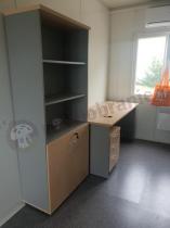 Aranżacja: Duże biurko pracownicze Svenbox Invest VBH076 z kontenerem i regałem